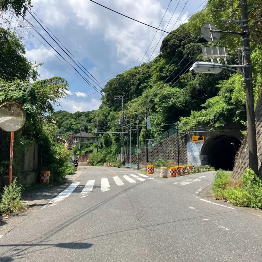 小坪火葬場の駐車場への入り方2