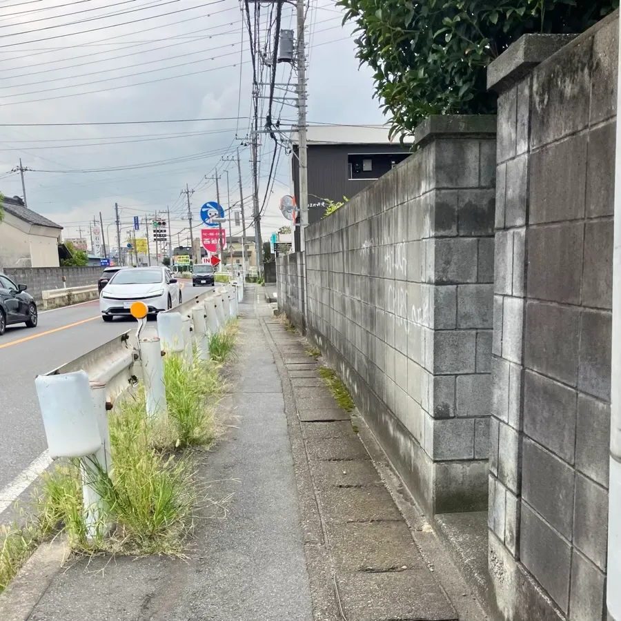 バス停留所からメモリアル彩雲までの歩き方1