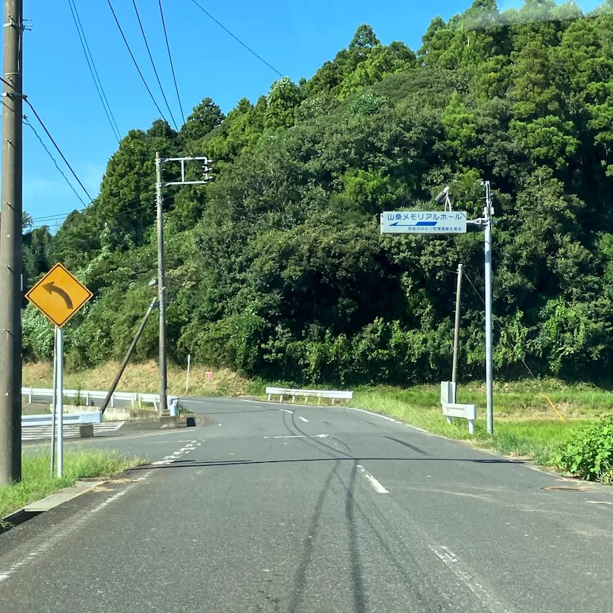 山桑メモリアルホールの駐車場への入り方3