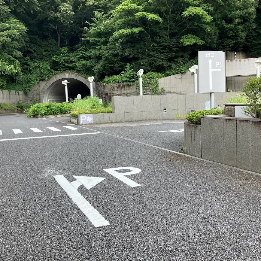 横浜市北部斎場の駐車場への入り方6