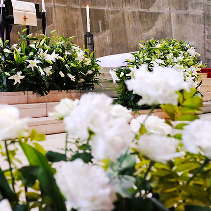 花と弦楽四重奏の音色に包まれた心温まるご葬儀 葬儀 家族葬 お葬式なら 花葬儀