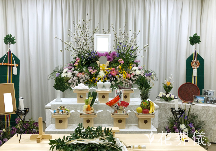 神式葬儀の場合に使われる花祭壇の花ってどんなもの 葬儀 家族葬 お葬式なら 花葬儀