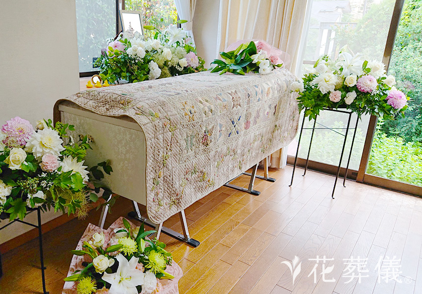 自宅葬における花祭壇の魅力と注意点 葬儀 家族葬 お葬式なら 花葬儀