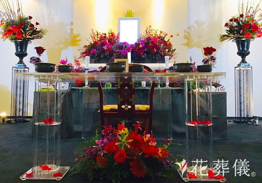 花葬儀の花祭壇　赤いバラがお好きでシャンソン歌手だった奥様のためにつくった世界でたったひとつの花祭壇