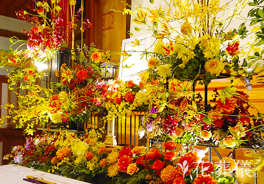 花祭壇のデザイン　赤・オレンジ・黄色のグラデーションで「紅葉」のようにお飾りしました