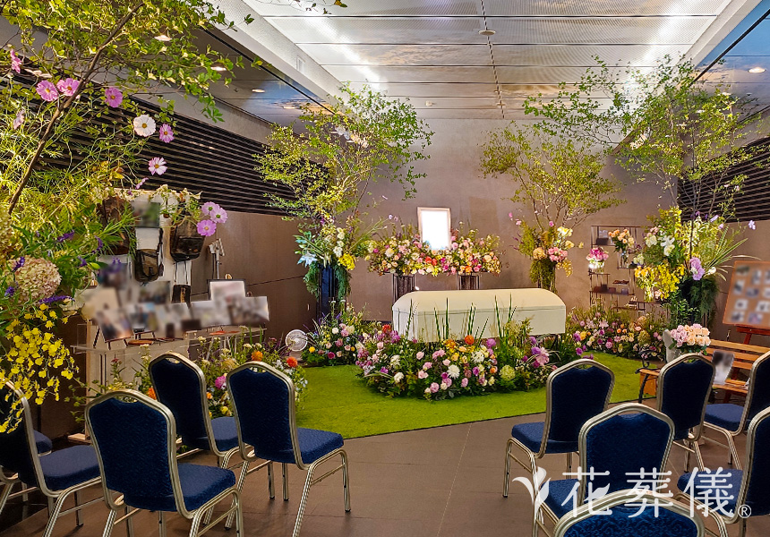 花の祭壇　穏やかでやさしい雰囲気・色とりどりのお花に囲まれた自然豊かな公園の空間をイメージして