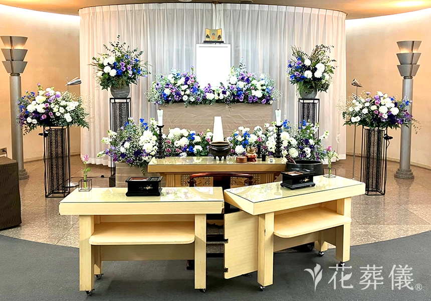 花祭壇の写真　白グリーンをベースに紫のグラデーションとブルーのお色味で、誠実なお人柄をイメージして