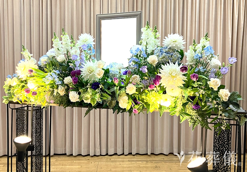 花葬儀の花祭壇　白グリーンとライトブルーのお花で故郷の海をイメージしたお父様のためにつくった世界でたったひとつの花祭壇