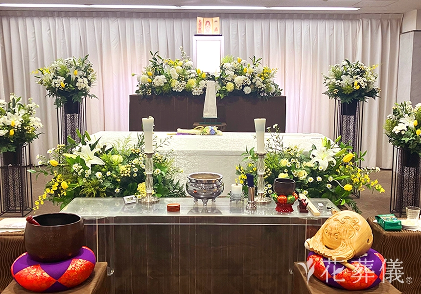 花葬儀の花祭壇　大きな真っ白のユリと黄色のチューリップがポイント・白グリーンを基調とした世界でたったひとつの花祭壇