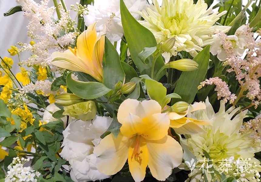 花祭壇のデザイン　暖色系でお飾りし、元気でカラフルな明るい空間で送り出すイメージの花祭壇
