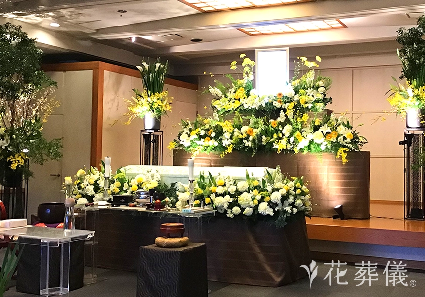 花祭壇の写真　白グリーンを基調にイエローをポイントでお飾りした、お兄様のために感謝の気持ちを込めてつくった世界でたったひとつの花祭壇