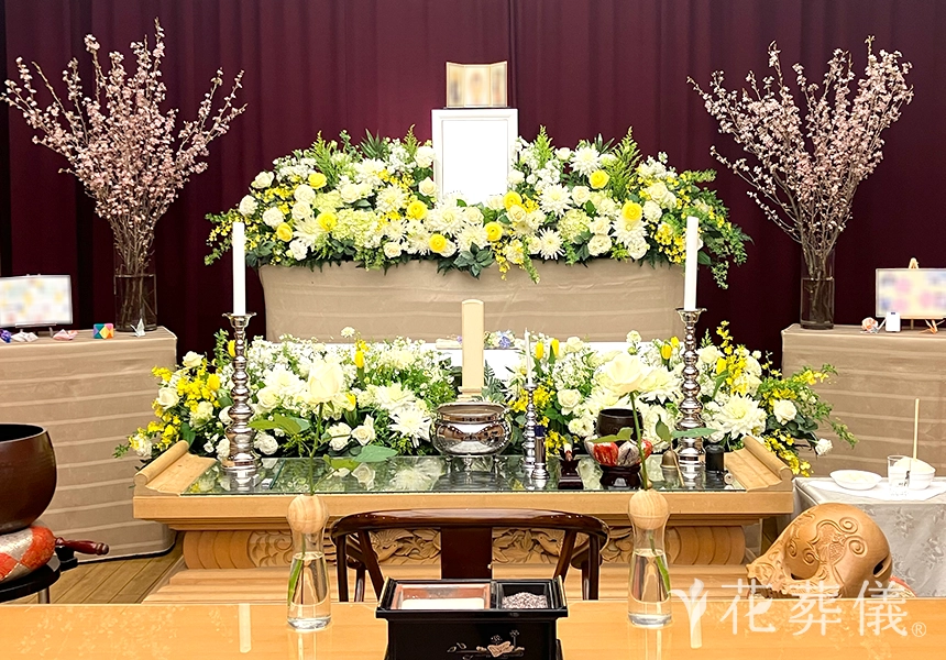 花葬儀の花祭壇　桜をガラスシリンダーに挿したデザインが美しい花祭壇