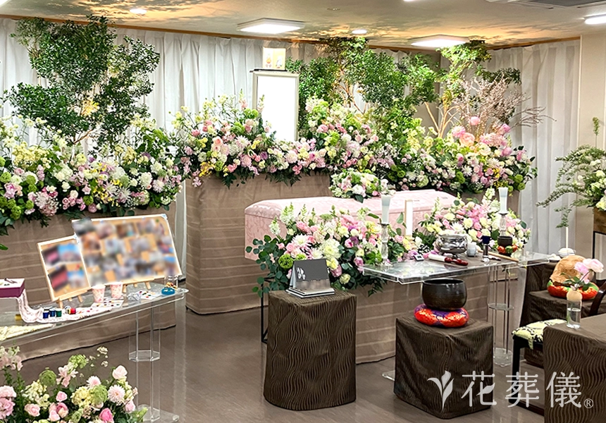 花葬儀の花祭壇　ご出身地をイメージしたグリーンと花水木、奥様のイメージカラーである優しいピンクに薄いイエローの花がいっぱいの世界でたったひとつの花祭壇