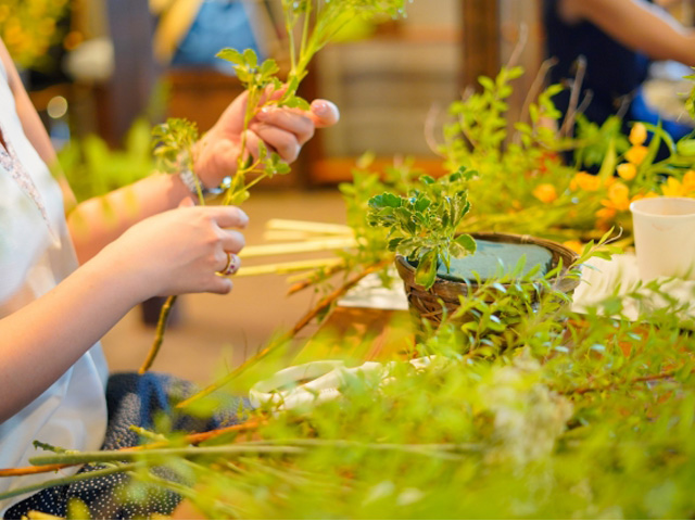 花祭壇で紅葉を引き立てる枝物の飾り方