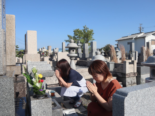 かすみ草で故人様への想いやぬくもりが感じられる花祭壇を